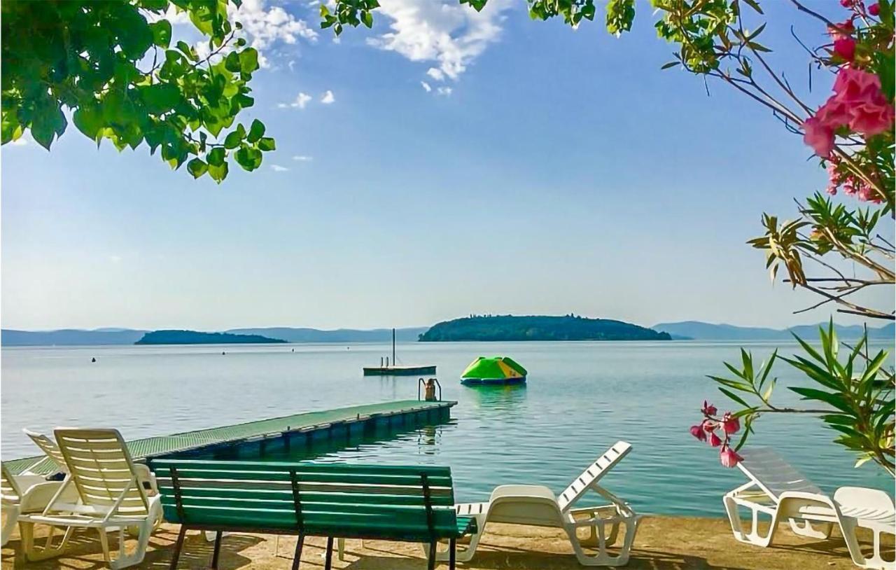 Gorgeous Stacaravan In Tuoro Sul Trasimeno Villa Buitenkant foto