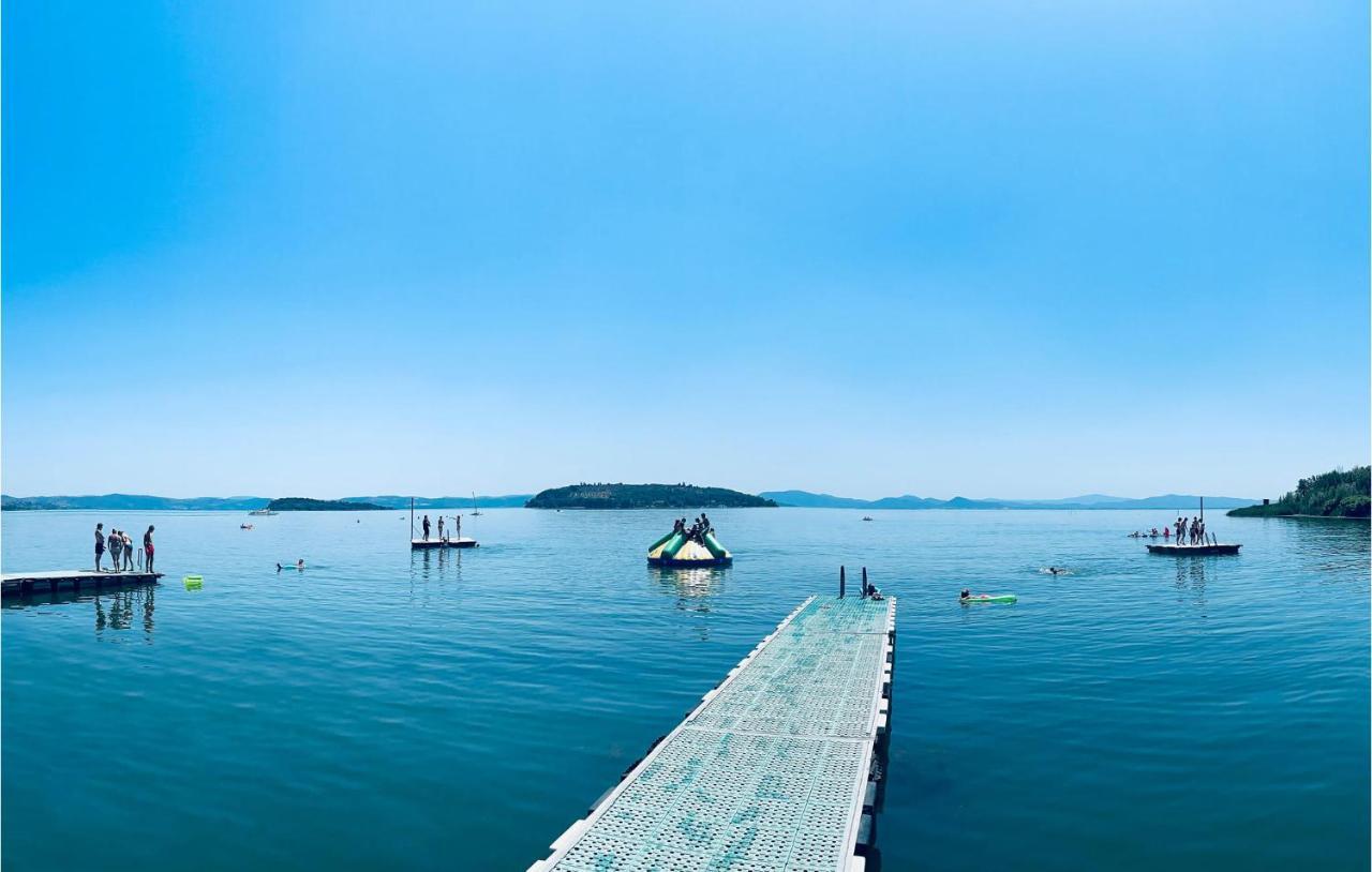 Gorgeous Stacaravan In Tuoro Sul Trasimeno Villa Buitenkant foto